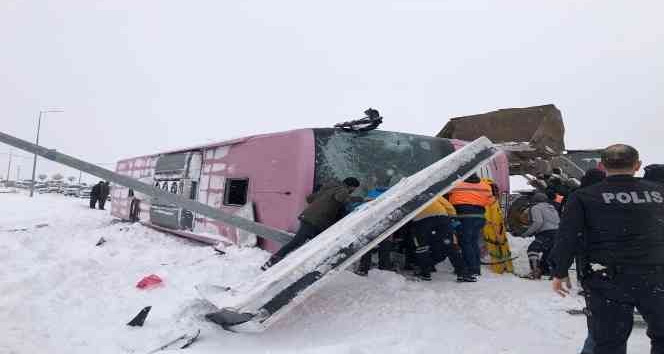 Giresun’da yolcu otobüsü karlı ve buzlu yolda şarampole yuvarlandı: 1’i ağır 10 yaralı