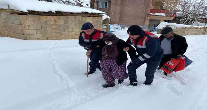 Jandarmadan yaşlı hastaya yardım eli