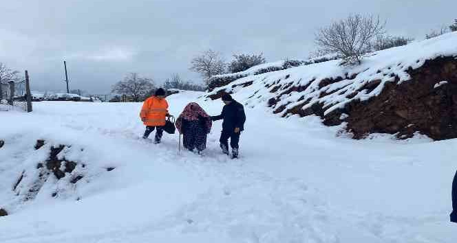Yol kardan kapandı, hasta kadının imdadına ekipler yetişti