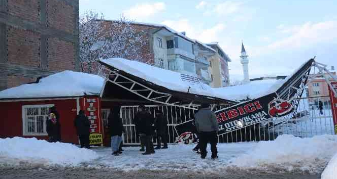 Malatya’da kar nedeniyle oto parkın çatısı çöktü