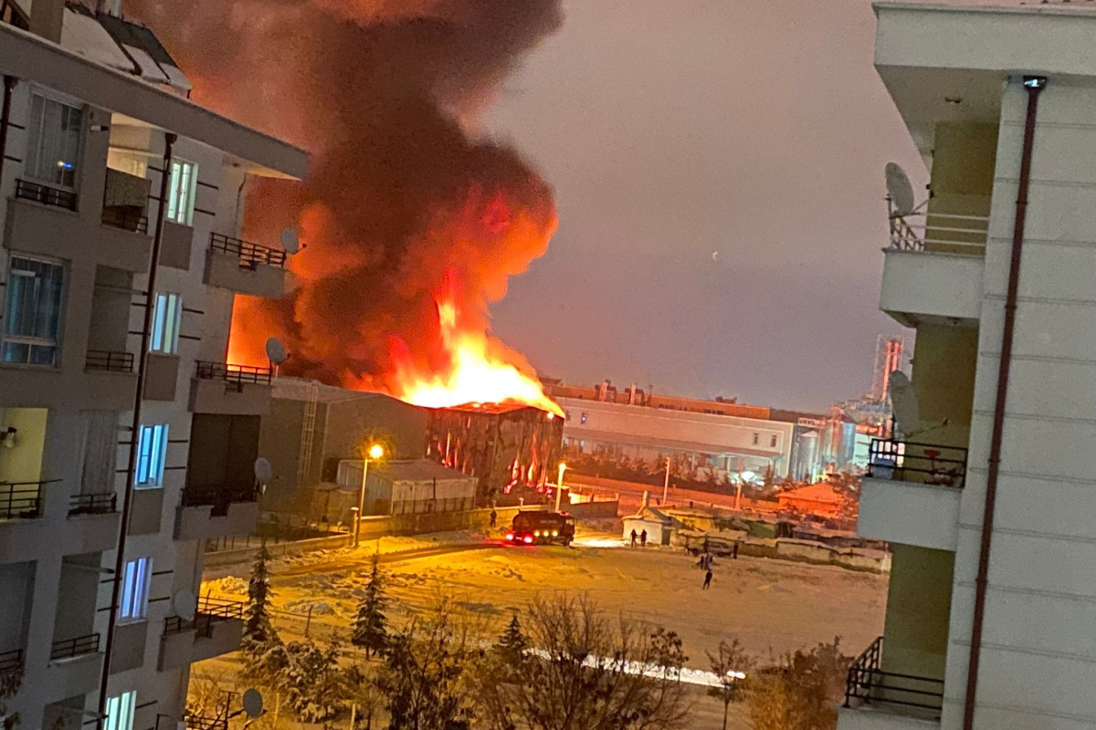 Konya'nın merkez Karatay ilçesinde bulunan sünger fabrikasında yangın çıktı