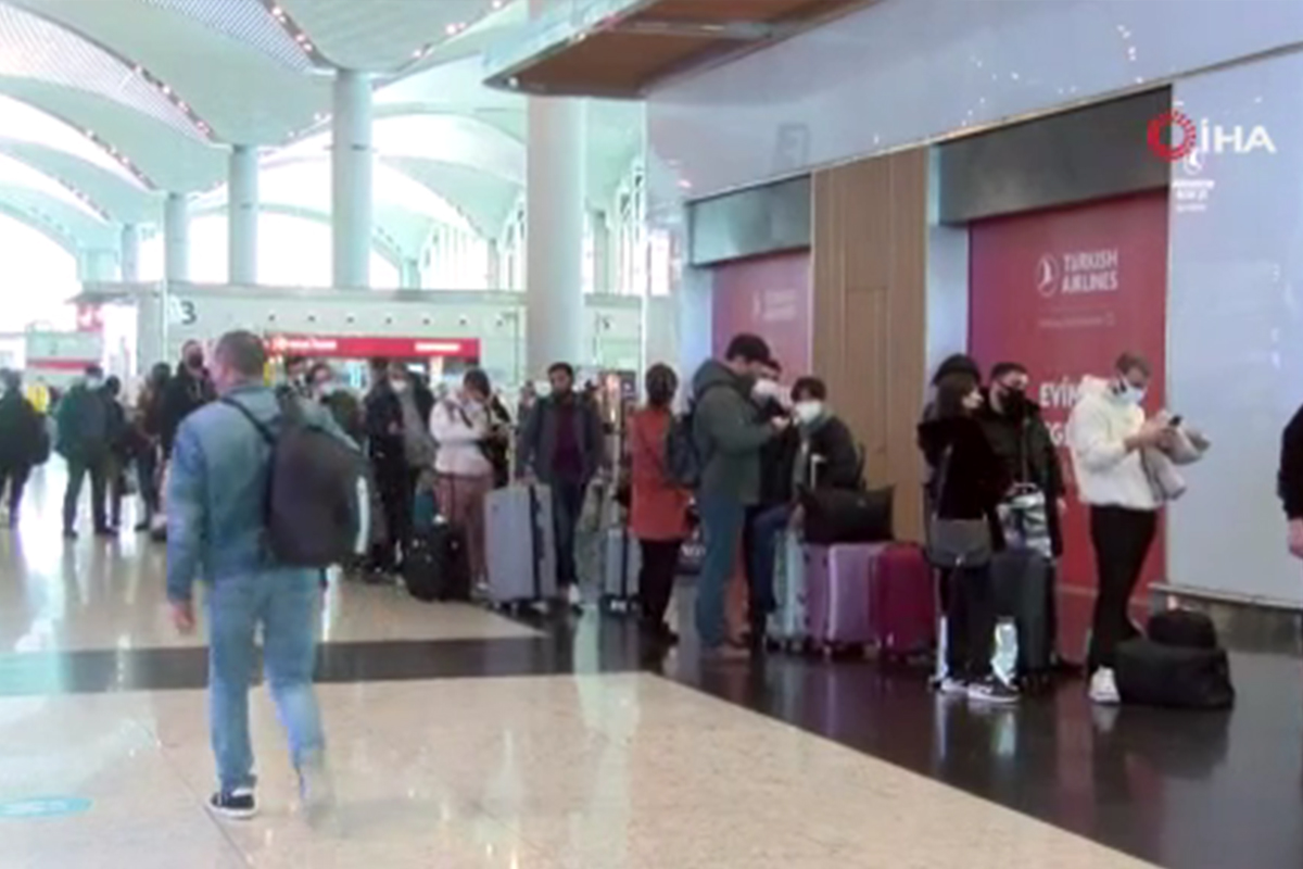 Uçuşları iptal olan yolcuların İstanbul Havalimanı'nda bekleyişi sürüyor