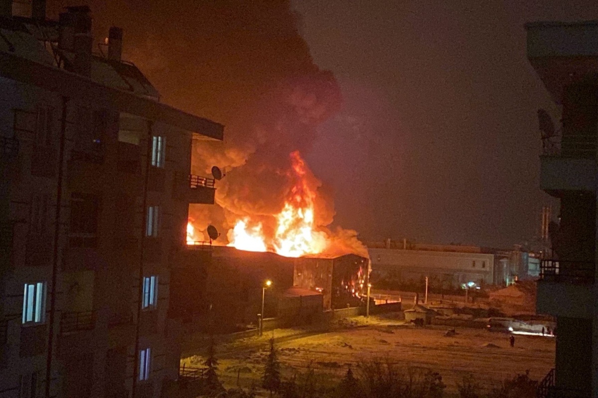 Konya'da sünger fabrikasında yangın