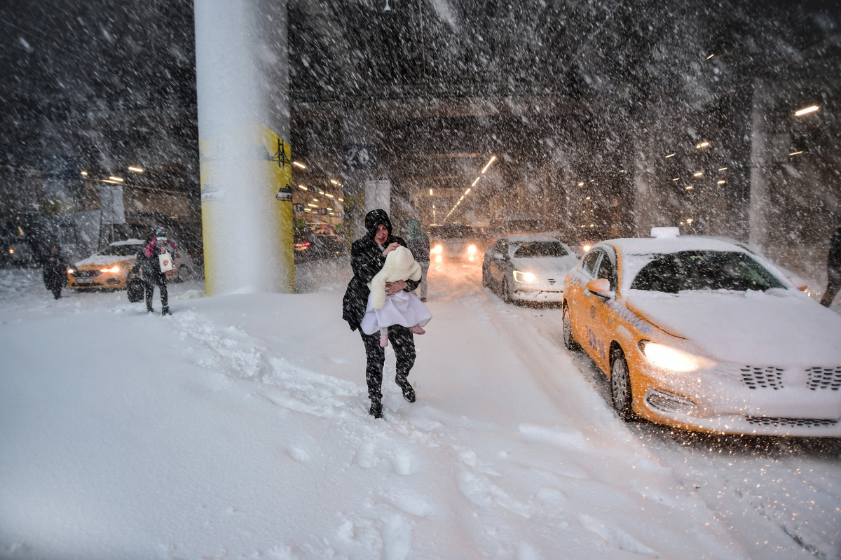 İstanbul Havalimanı'ndaki kar esareti objektiflere yansıdı