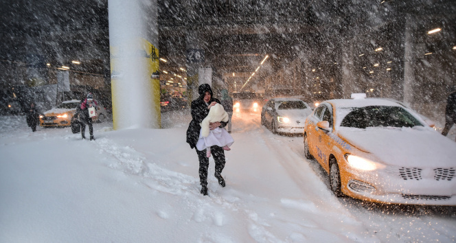 İstanbul Havalimanındaki kar esareti objektiflere yansıdı
