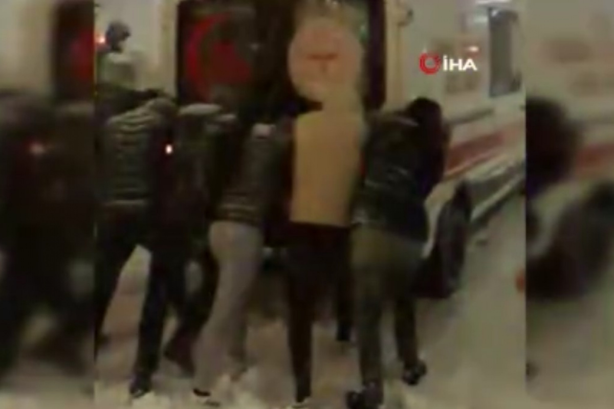 İstanbul'da yoğun kar yağışı nedeniyle ambulans yolda kaldı