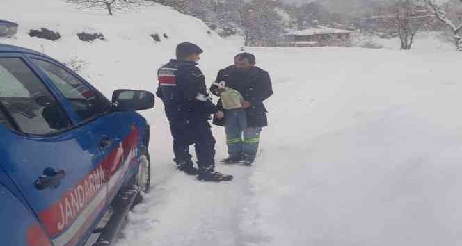 Bebeğinin maması biten kadının yardımına jandarma koştu