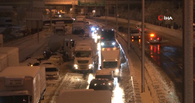 Vali Yerlikayadan vatandaşlara Otoyol ve D-100de park edilmiş araçları kaldırın çağrısı