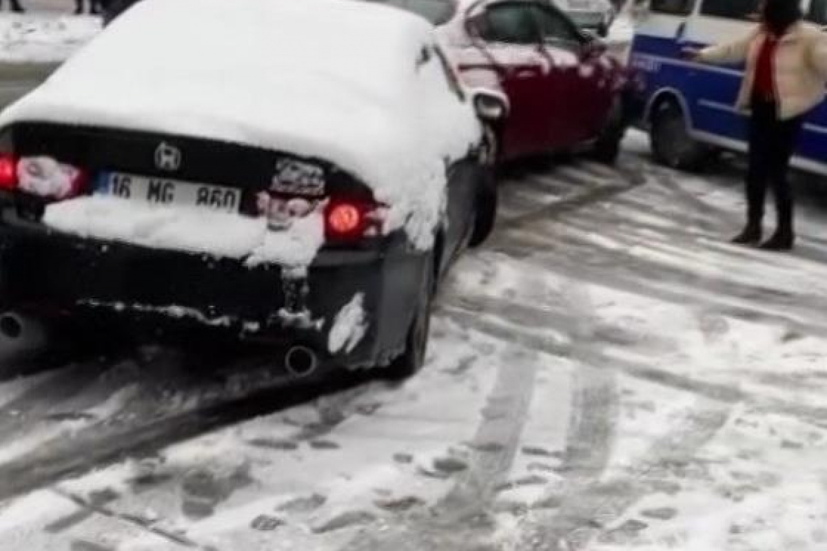 Bursa'da yollar buz pistine döndü, kazalar kaçınılmaz oldu
