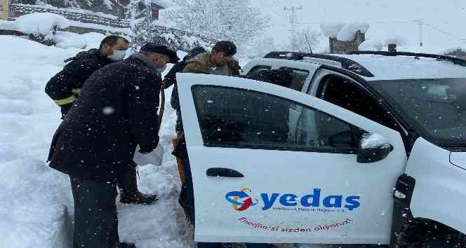 YEDAŞ ekipleri, karla kaplı yolda acil hasta için seferber oldu