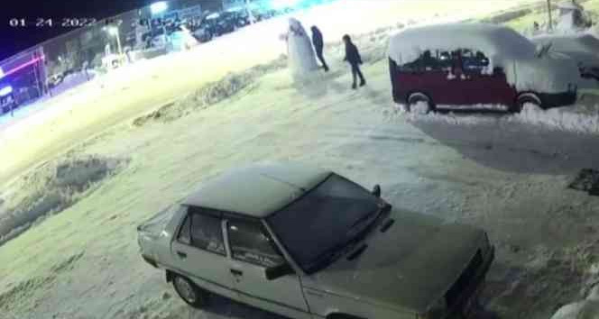 Kardan adamın kafasını yumrukla yıkıp, şapkasını çaldılar: O anlar kamerada