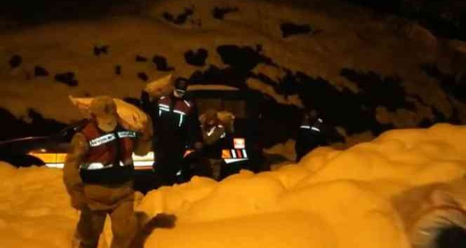 Jandarma hastaların ilaçlarını alıyor, evlere gıda ve kömür ulaştırıyor