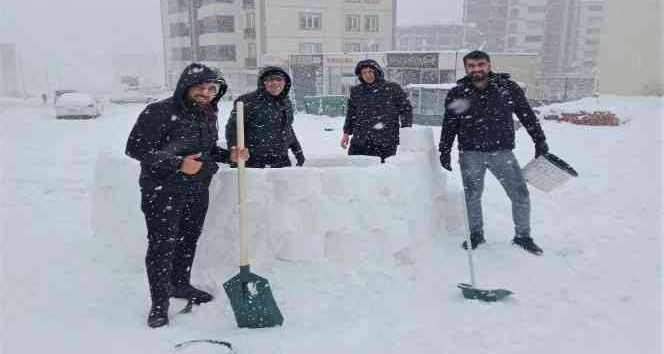 Eskimo evi yaptılar