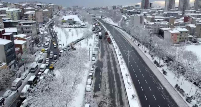 Bağcılar O3 Otoyoluna park edilen araçlar drone ile görüntülendi