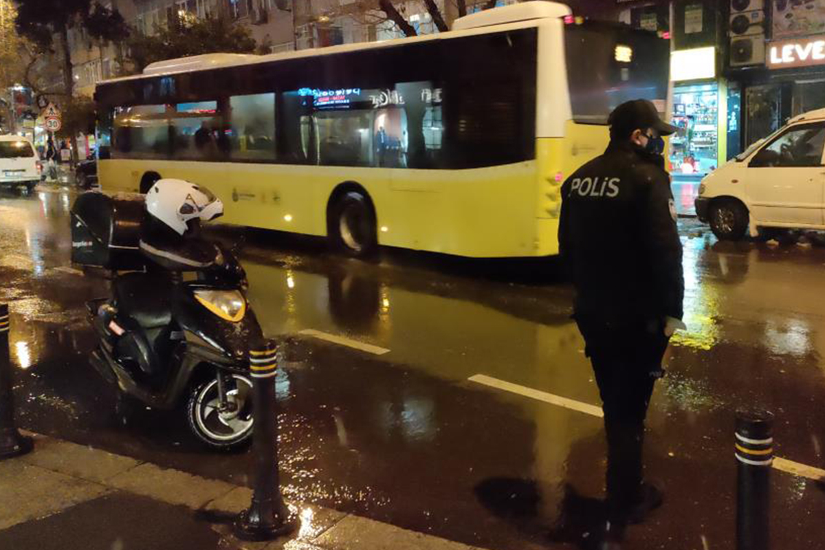 Beşiktaş'ta yasağa rağmen sokağa çıkan motosikletli kuryelere ceza yağdı