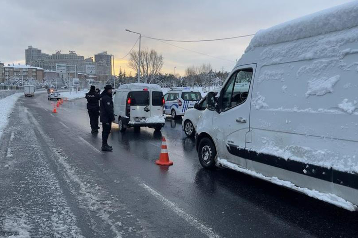 İstanbul polisi yolda kalan sürücülere yardım etti