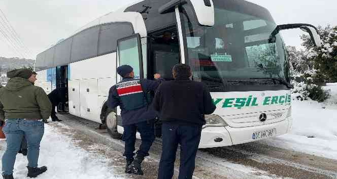 Karda mahsur kalan yolcular Altınova’da misafir edildi