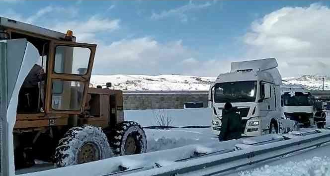 Karda mahsur kalan tırlar iş makineleriyle kurtarılıyor