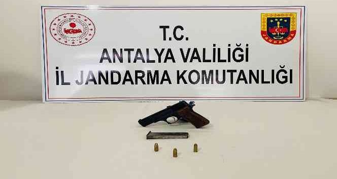 Şüpheli hareketlerde bulunan şahsın üzerinde tabanca bulundu
