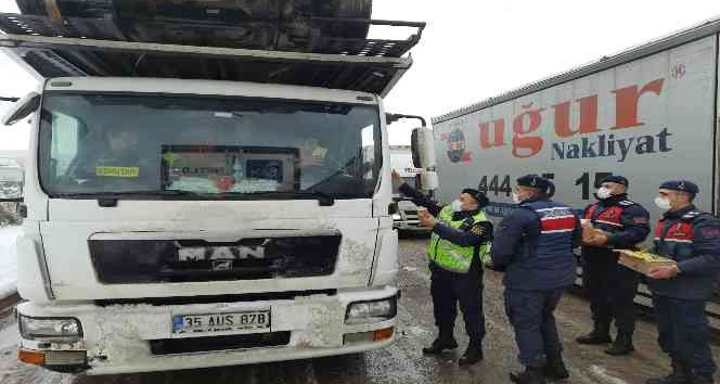 Yolda kalanlara yiyecek ve içecek yardımı