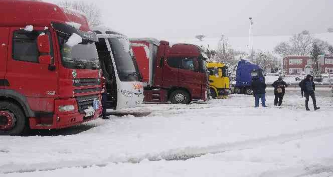 Yalova Belediyesi kara yollarında geçiş izni verilmeyen araçlara kumanya dağıttı