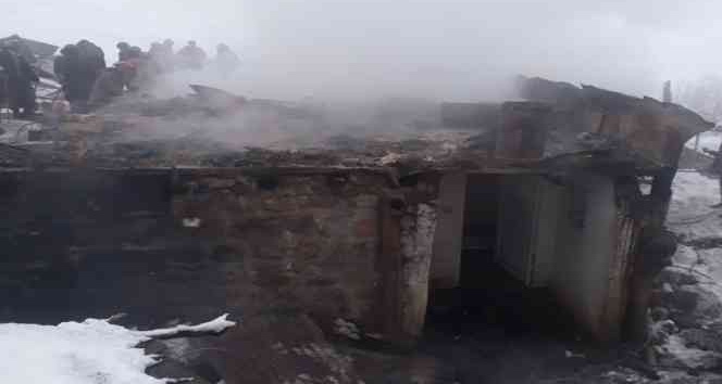 Şırnak’ta ahırda yangın: 65 hayvan telef oldu