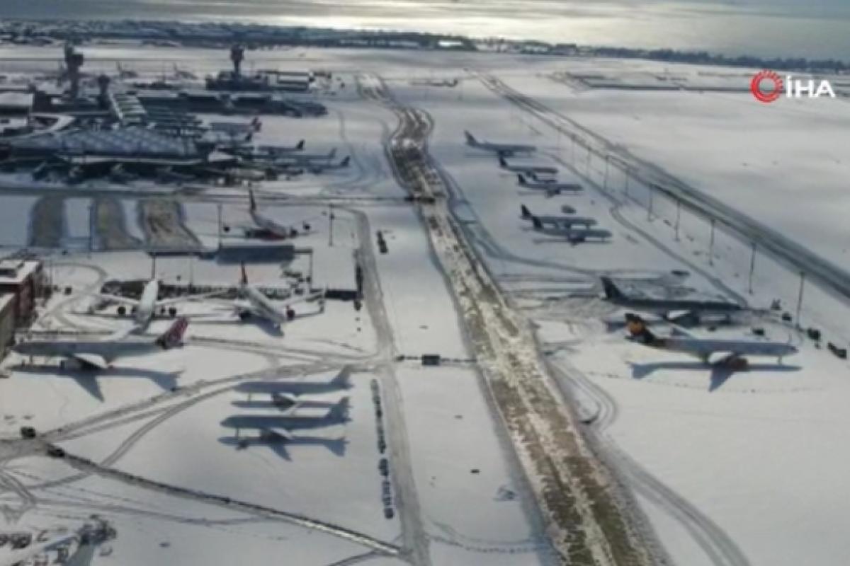 Atatürk Havalimanı’nda uçaklar kar altında kaldı