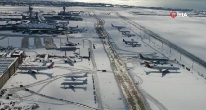 Atatürk Havalimanında uçaklar kar altında kaldı