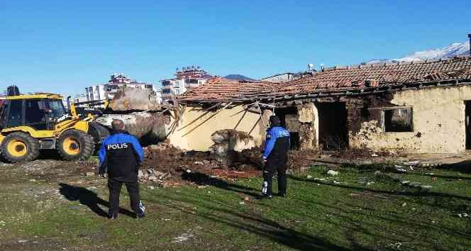 Osmaniye’de metruk binalar yıkılıyor