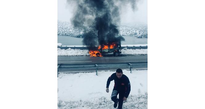 Tokat’ta seyir halindeki araç alev topuna döndü