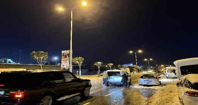 Hadımköy’de sürücüler yolda bıraktıkları araçlarını çekiyor
