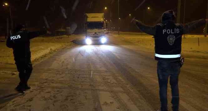 Aksaray-Ankara karayolu kar ve tipi nedeniyle ulaşıma kapatıldı