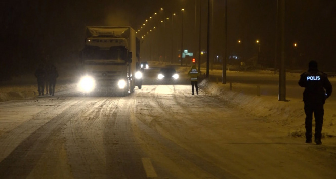 Aksaray-Ankara karayolu kar ve tipi nedeniyle ulaşıma kapatıldı