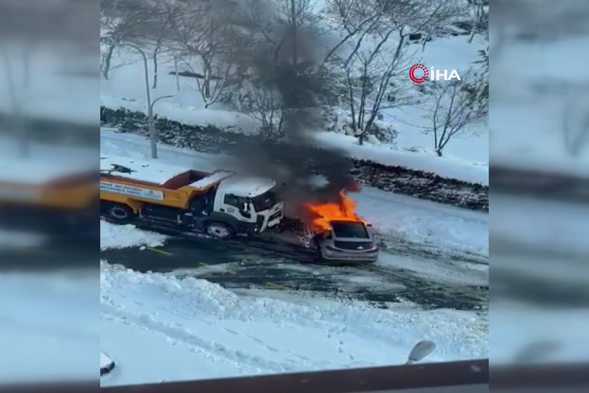Başakşehir yolda kalan sürücü gaza sürekli basınca araçta yangın çıktı