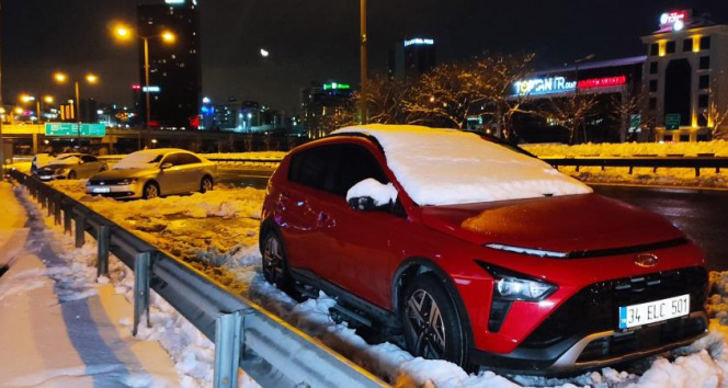 Kar yağışı nedeniyle TEMde kalan araçlar alınmayı bekliyor