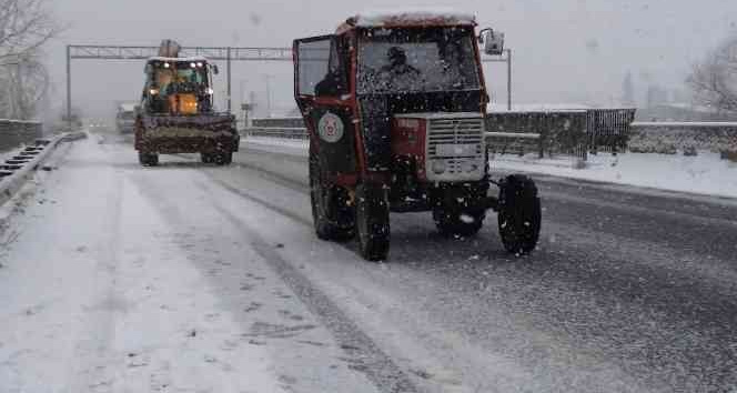 Altınova’da karla mücadele devam ediyor