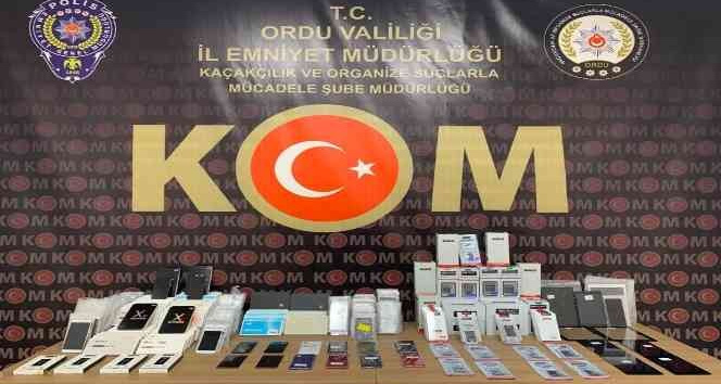 Ordu’da 40 bin TL’lik kaçak cep telefonu aksesuarı ele geçirildi