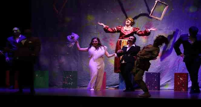 Çocukluktan gelen tiyatrocu olma hayaline üniversitede kavuştu