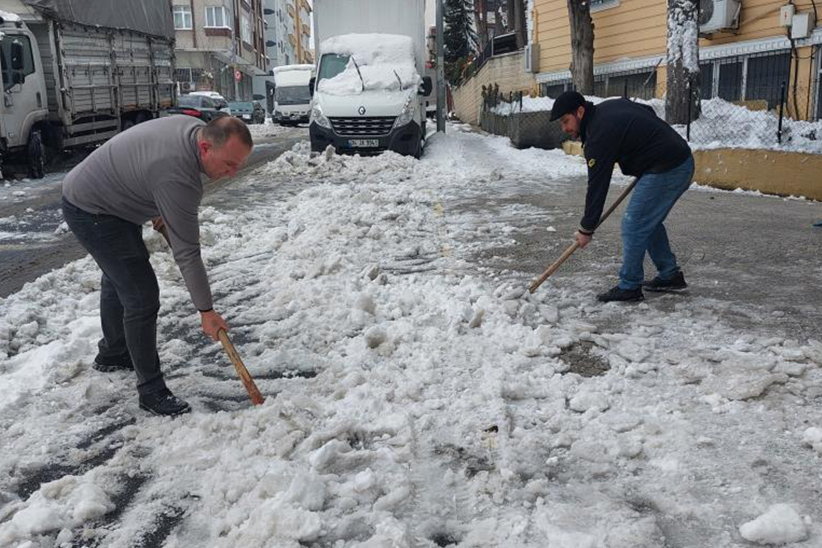 Vatandaşlardan kapı önlerinde 'kar' temizliği