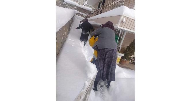 Fedakar 112 görevlisi hastayı sırtında taşıdı