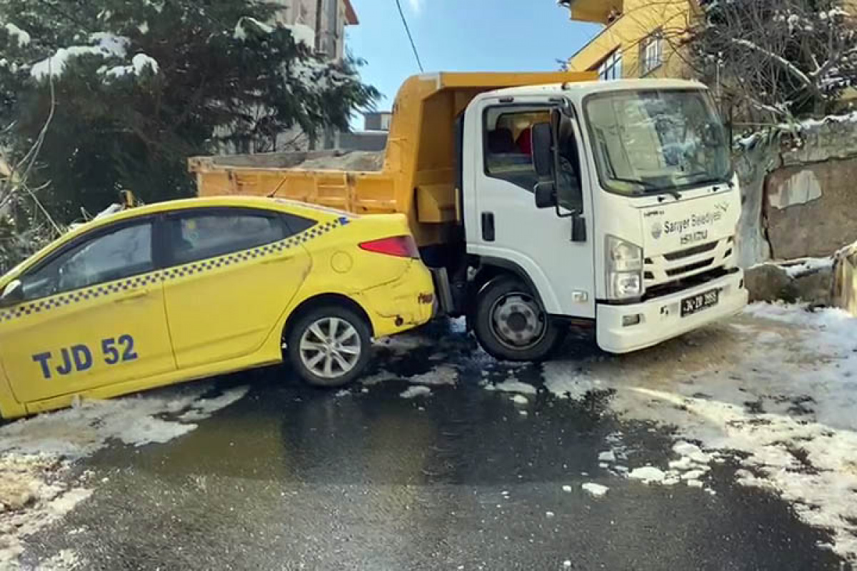 Sarıyer'de kaza yapan taksilere belediye aracı çarptı