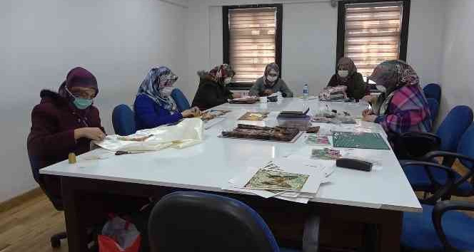 Ev kadınları hem öğreniyor hem de ev ekonomisine katkı sağlıyor