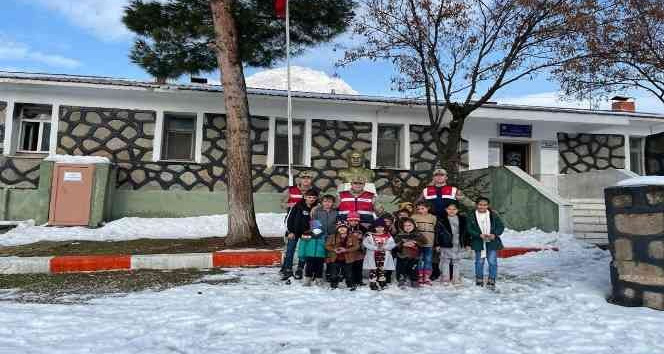 Jandarma ile çocuklar kıyasıya kartopu oynadı