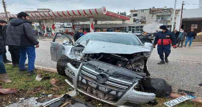 Otomobil refüjdeki ağaca çarptı: 1 yaralı