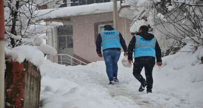 Karlı havada sıcak yemek evlerine kadar ulaştırılıyor