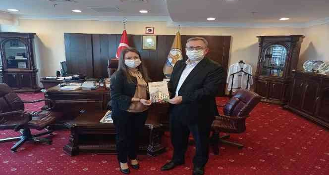 Edirne’de doktora öğrencisi kitabını Rektör Tabakoğlu’na takdim etti
