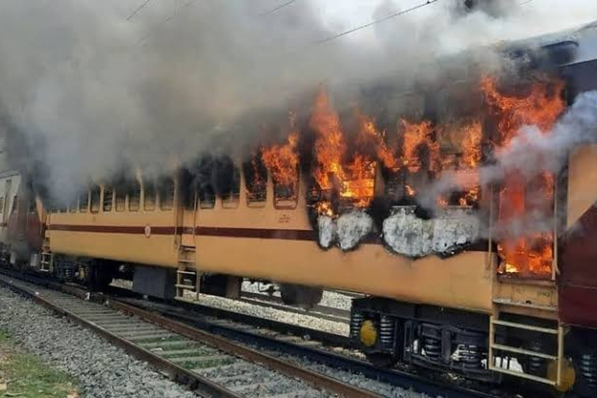 Hindistan'da protestocular treni ateşe verdi