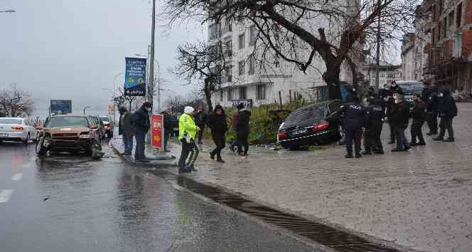İki otomobil kafa kafaya çarpıştı, kaza anı kamerada