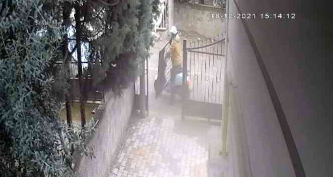 Motosikletli demir kapı hırsızı yakayı ele verdi