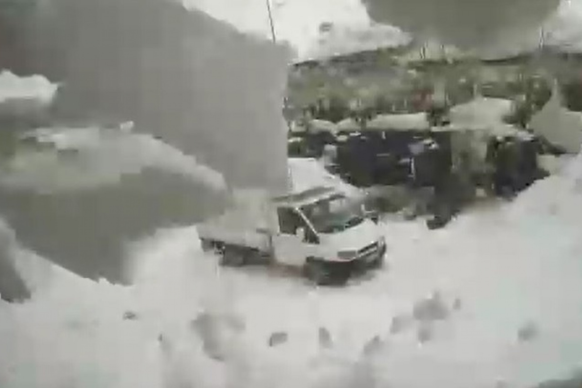 Bingöl’de saniyelerle kar kütlesinden kurtuluş güvenlik kamerasına yansıdı